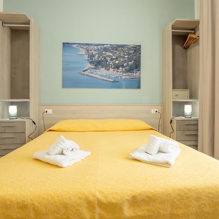 Hotel La Bussola 菲纳莱利古雷 外观 照片