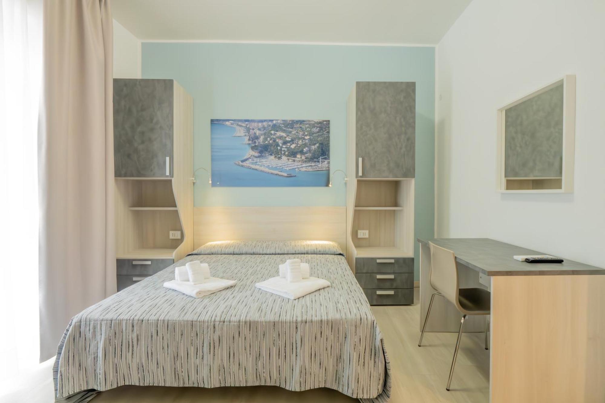 Hotel La Bussola 菲纳莱利古雷 外观 照片